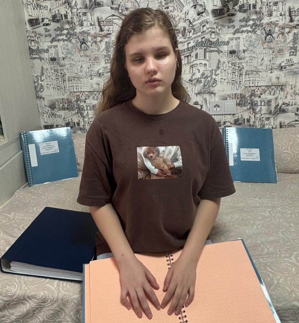 Александра с книгами Брайля.jpg Александра с книгами Брайля.jpg