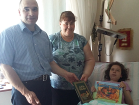 Даша не печалится о болезни, а занимается тем, чем ей нравится