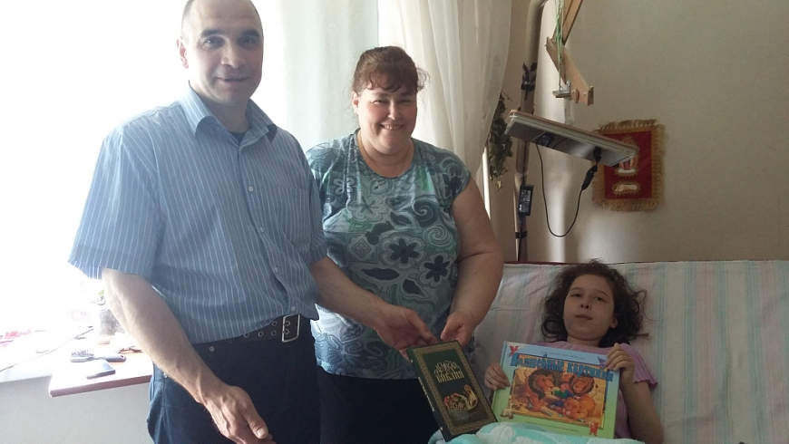 Даша не печалится о болезни, а занимается тем, чем ей нравится